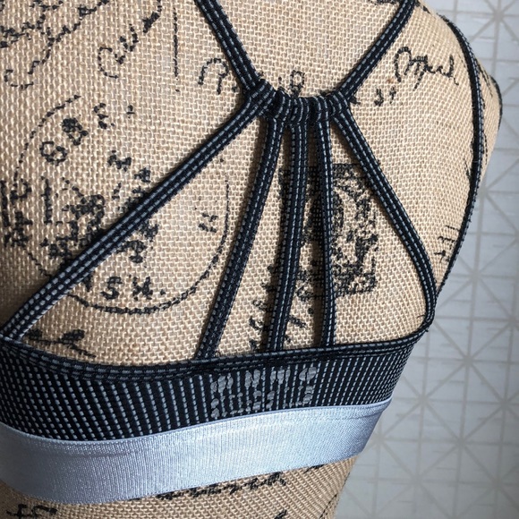 Adorable strappy texture sports bra size s/m. - Picture 3 of 8